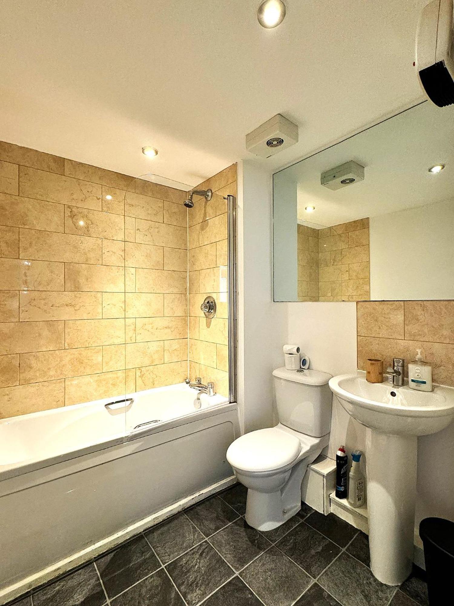 2 Bed Ensuite With Balcony And Free Onsite Secure Parking Manchester Eksteriør billede